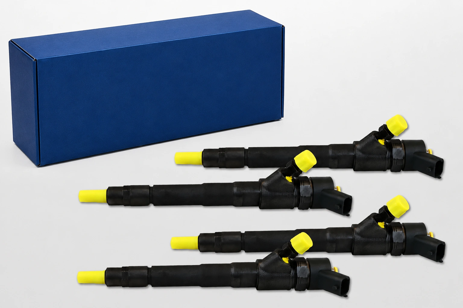 Komplet czterech wtryskiwaczy Bosch 0445110273 Cztery wtryskiwacze Bosch 0445110273 obok opakowania Bosch