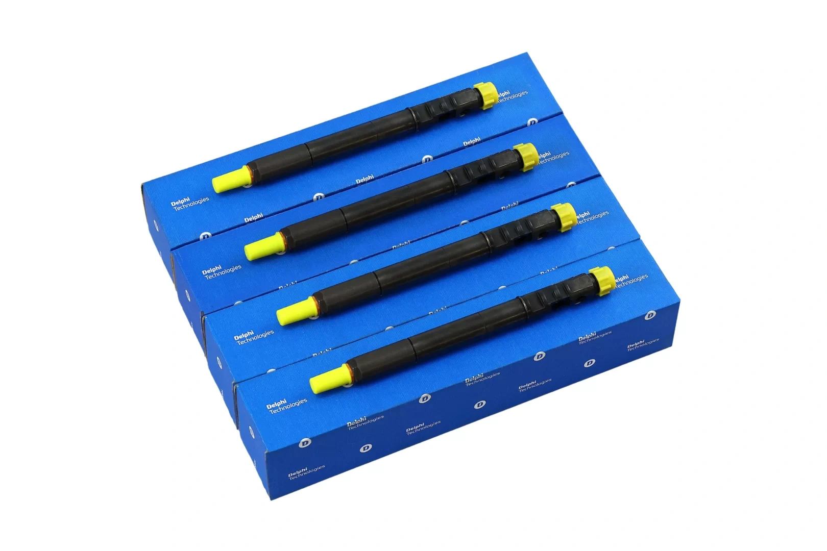 Wtryskiwacze Delphi na firmowych opakowaniach Cztery czarne wtryskiwacze z żółtymi zabezpieczeniami ułożone równolegle na niebieskich pudełkach Delphi Technologies