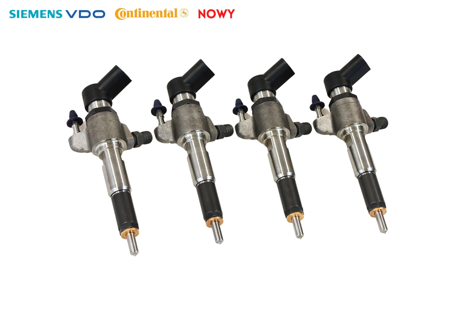 Zestaw czterech wtryskiwaczy Continental 50274V05 Cztery wtryskiwacze Continental 50274V05 ustawione obok siebie na białym tle