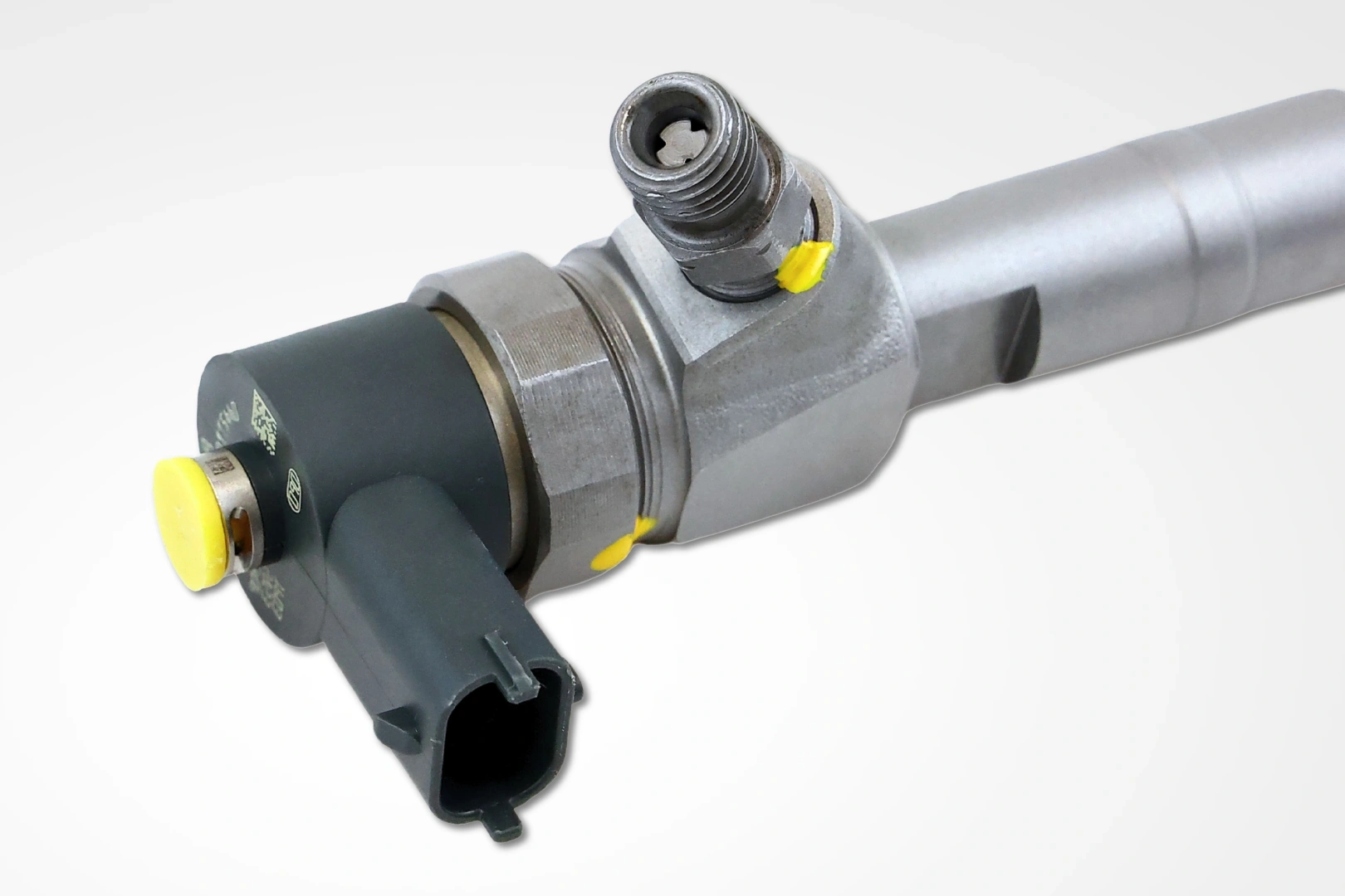 Złącze wtryskiwacza Bosch 0445110524 Zbliżenie górnej części wtryskiwacza Bosch 0445110524 ze złączem elektrycznym i przyłączem paliwowym