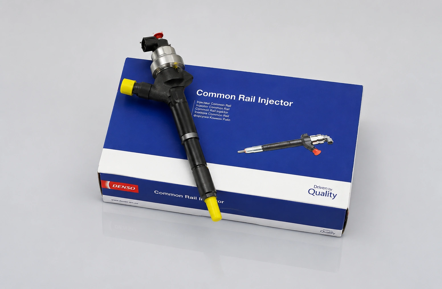 Wtryskiwacz DENSO 55567729 Opel i Chevrolet 1.7 CDTI Wtryskiwacz DENSO 55567729 ułożony na oryginalnym opakowaniu Common Rail Injector
