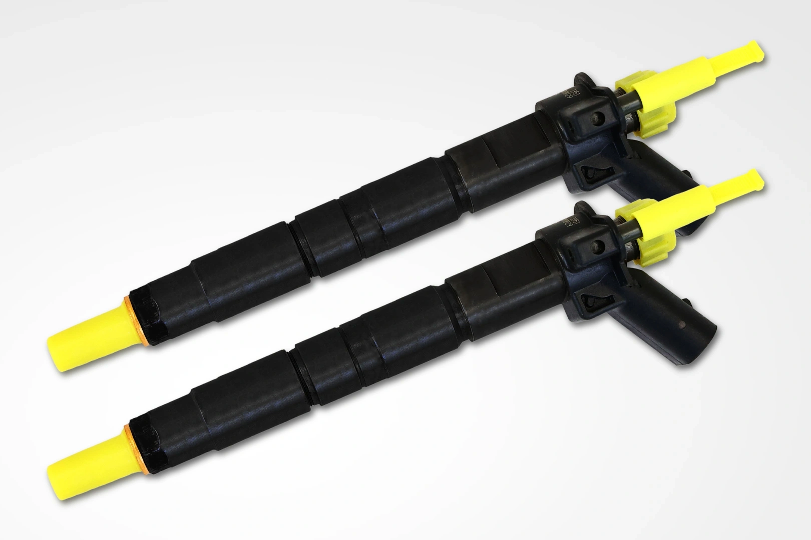 Wtryskiwacze Bosch Common Rail Wtryskiwacze Bosch Common Rail ułożone na jasnym tle