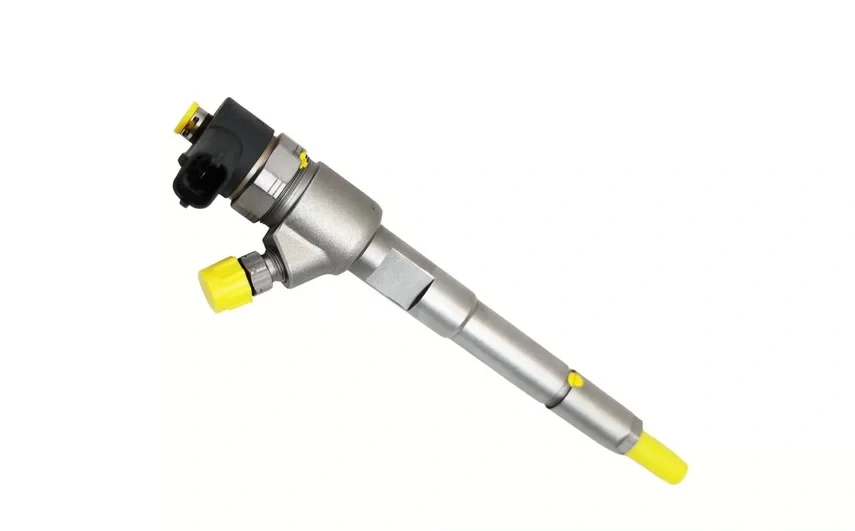 Wtryskiwacz Bosch 0445110574 Wtryskiwacz Bosch 0445110574 ułożony ukośnie na białym tle