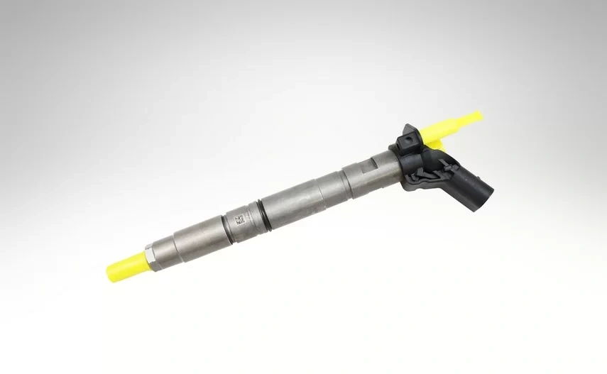 Wtryskiwacz Bosch 0445117022 Common Rail Wtryskiwacz Bosch 0445117022 na jasnym tle