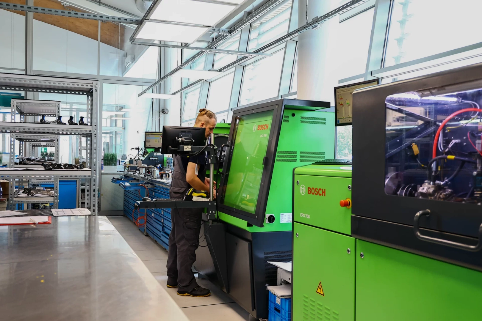 Pracownik obsługujący stanowiska testowe Bosch w pracowni wtryskiwaczy
