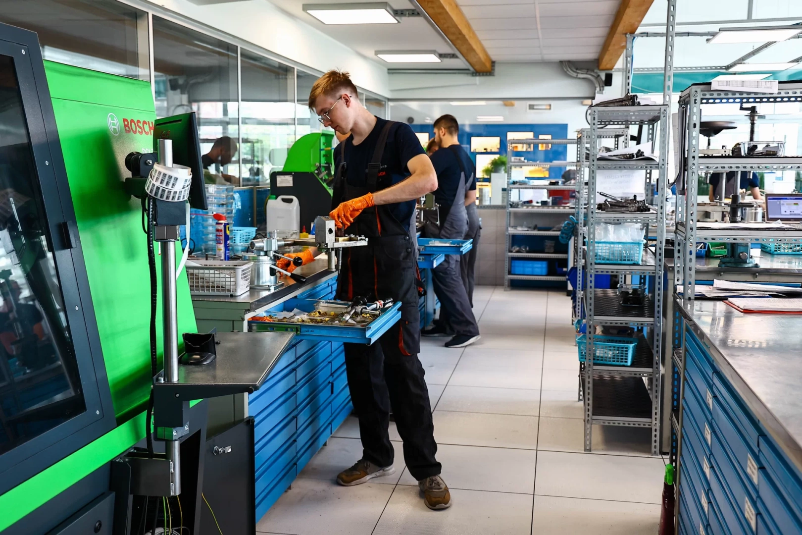 Profesjonalny serwis wtryskiwaczy Continental 9674973080 Technik wykonujący precyzyjne prace serwisowe przy specjalistycznym stanowisku w nowoczesnym warsztacie