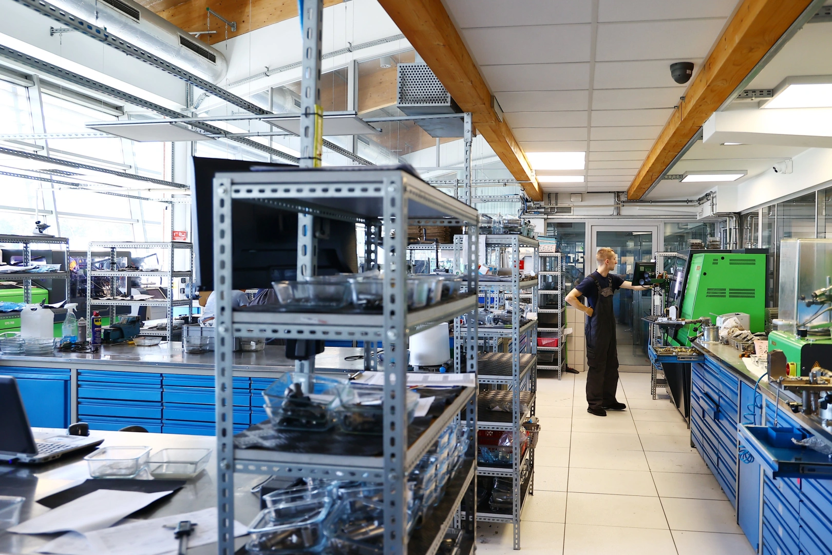 Technik analizujący wyniki testów wtryskiwaczy benzynowych na stanowisku diagnostycznym