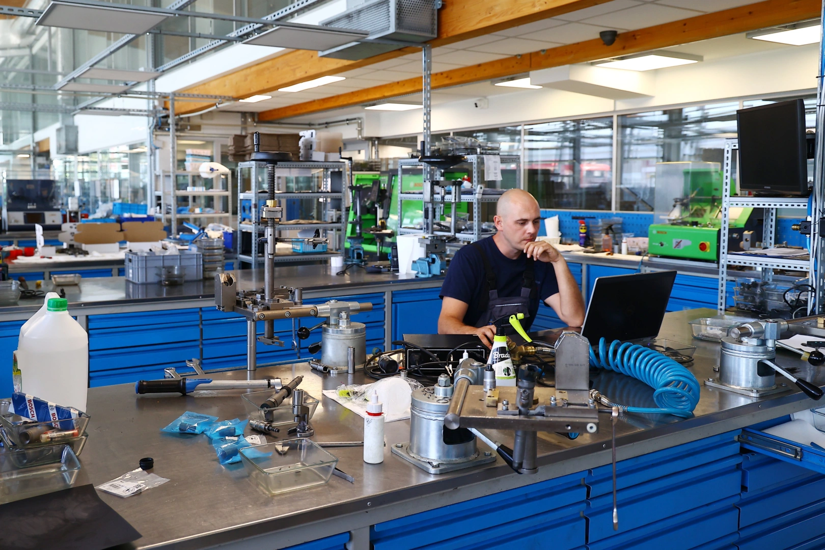 Technik analizujący wyniki diagnostyki wtryskiwaczy benzynowych w specjalistycznej pracowni