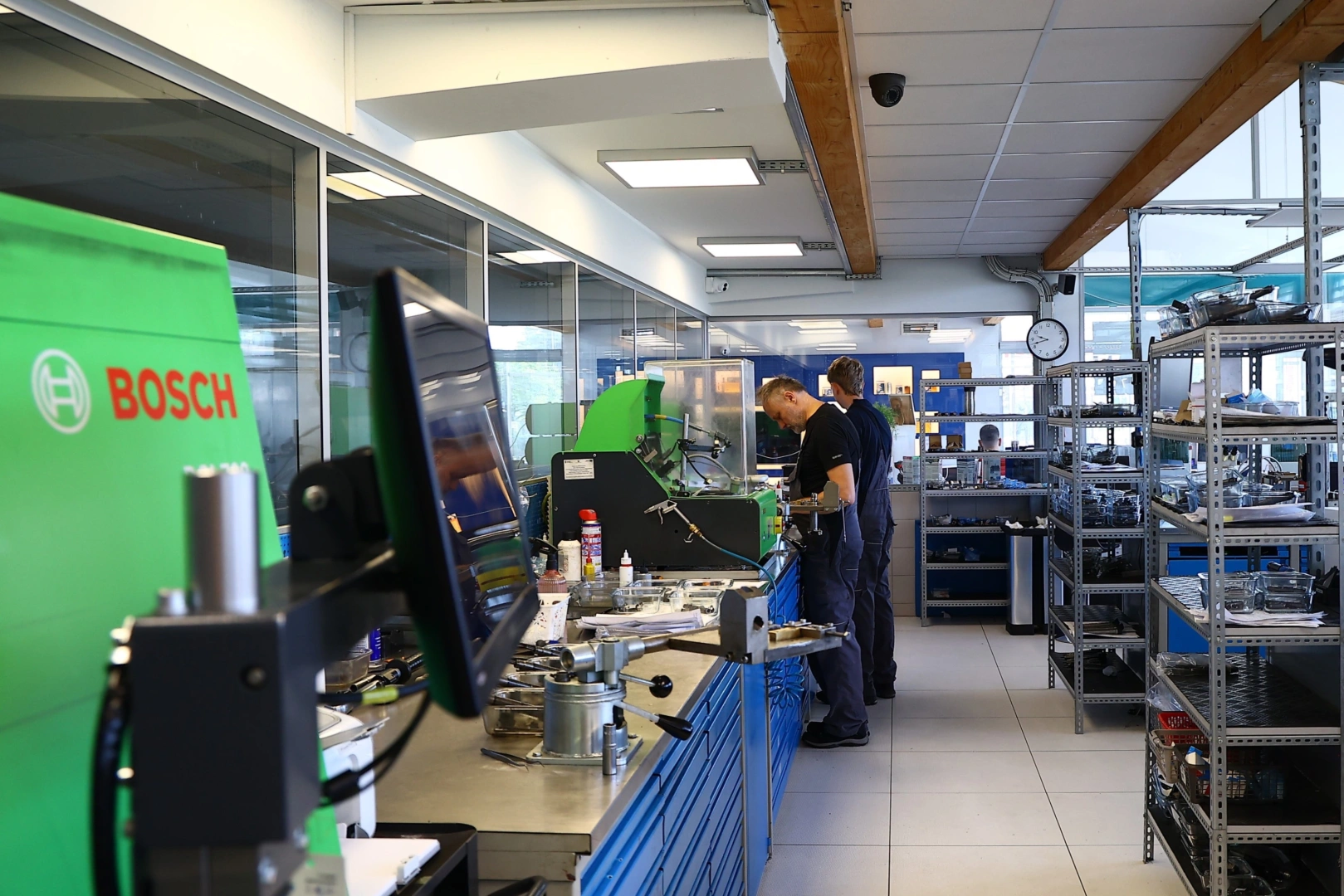 Diagnostyka i regeneracja wtryskiwaczy w specjalistycznej pracowni Technicy pracujący przy urządzeniach diagnostycznych w pracowni regeneracji wtryskiwaczy