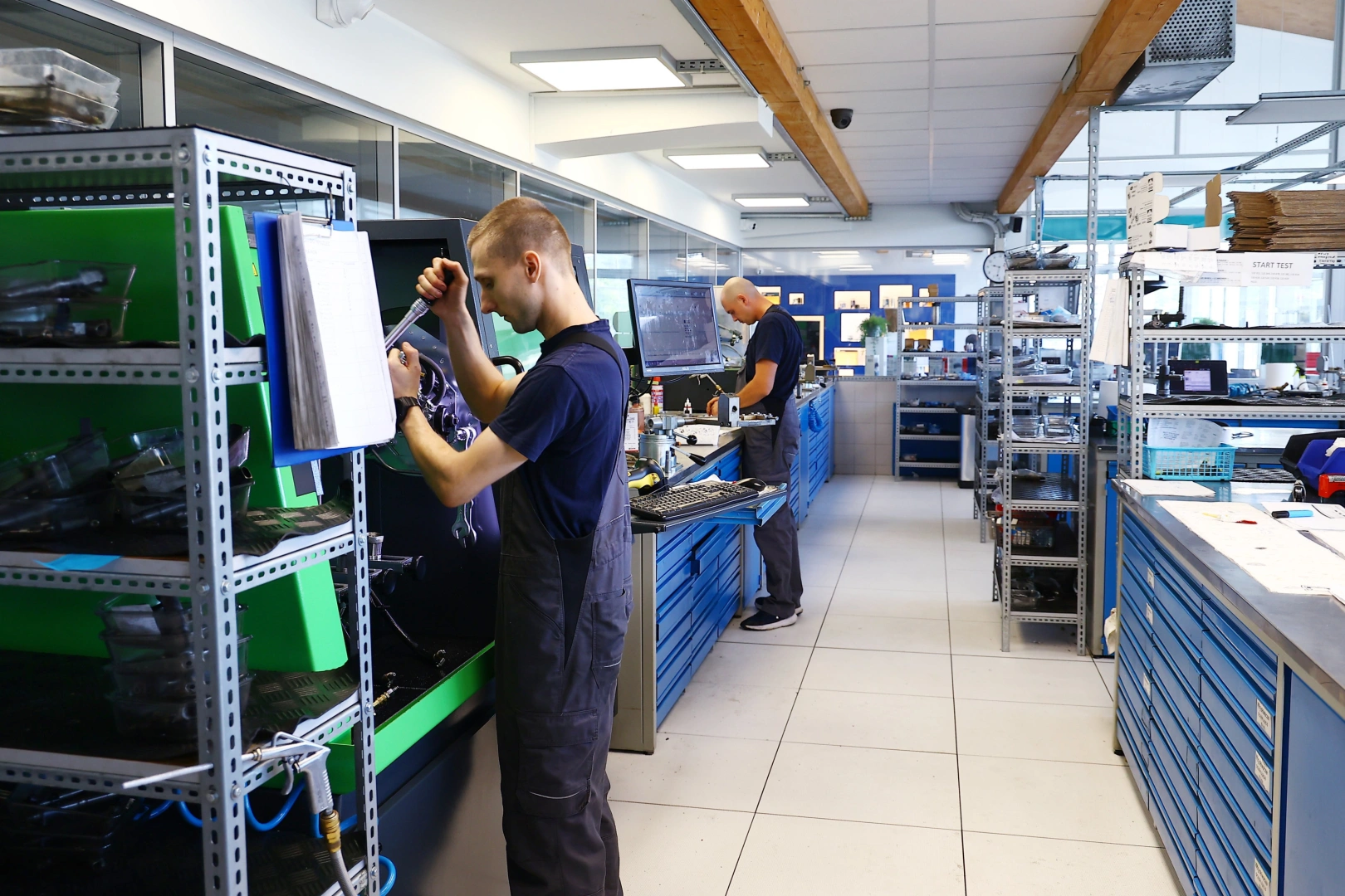 Diagnostyka i testowanie układów wtryskowych Technik wykonujący diagnostykę i testy podzespołów układu wtryskowego na specjalistycznym stanowisku serwisowym.