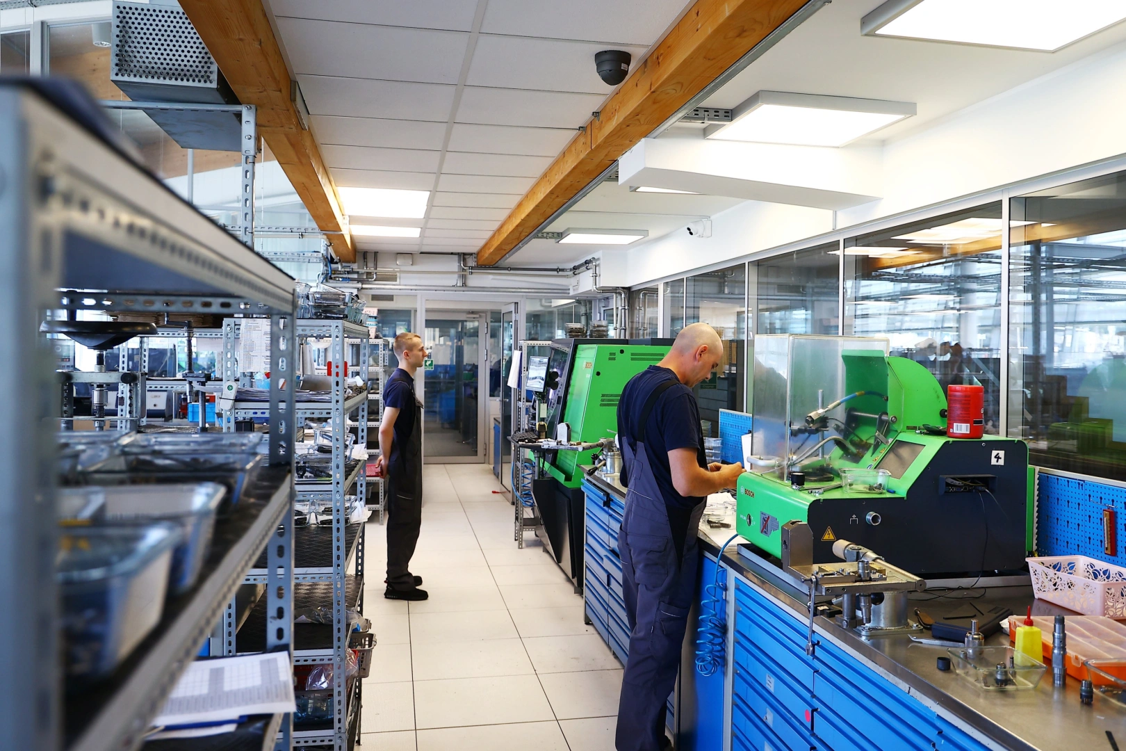 Technik pracujący przy specjalistycznym stanowisku do diagnostyki i testowania wtryskiwaczy.