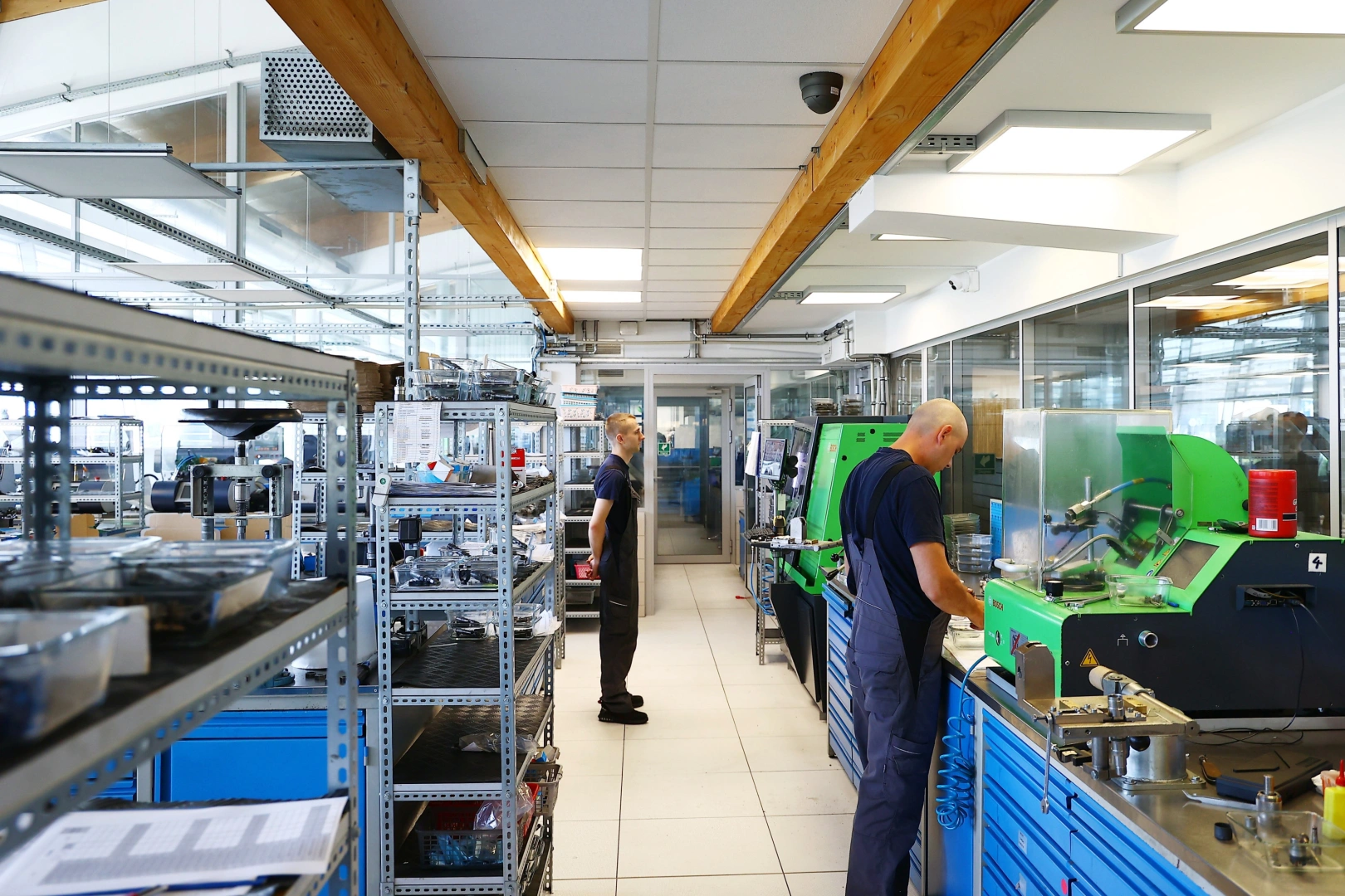 Technicy wykonujący diagnostykę i testowanie wtryskiwaczy benzynowych w specjalistycznej pracowni