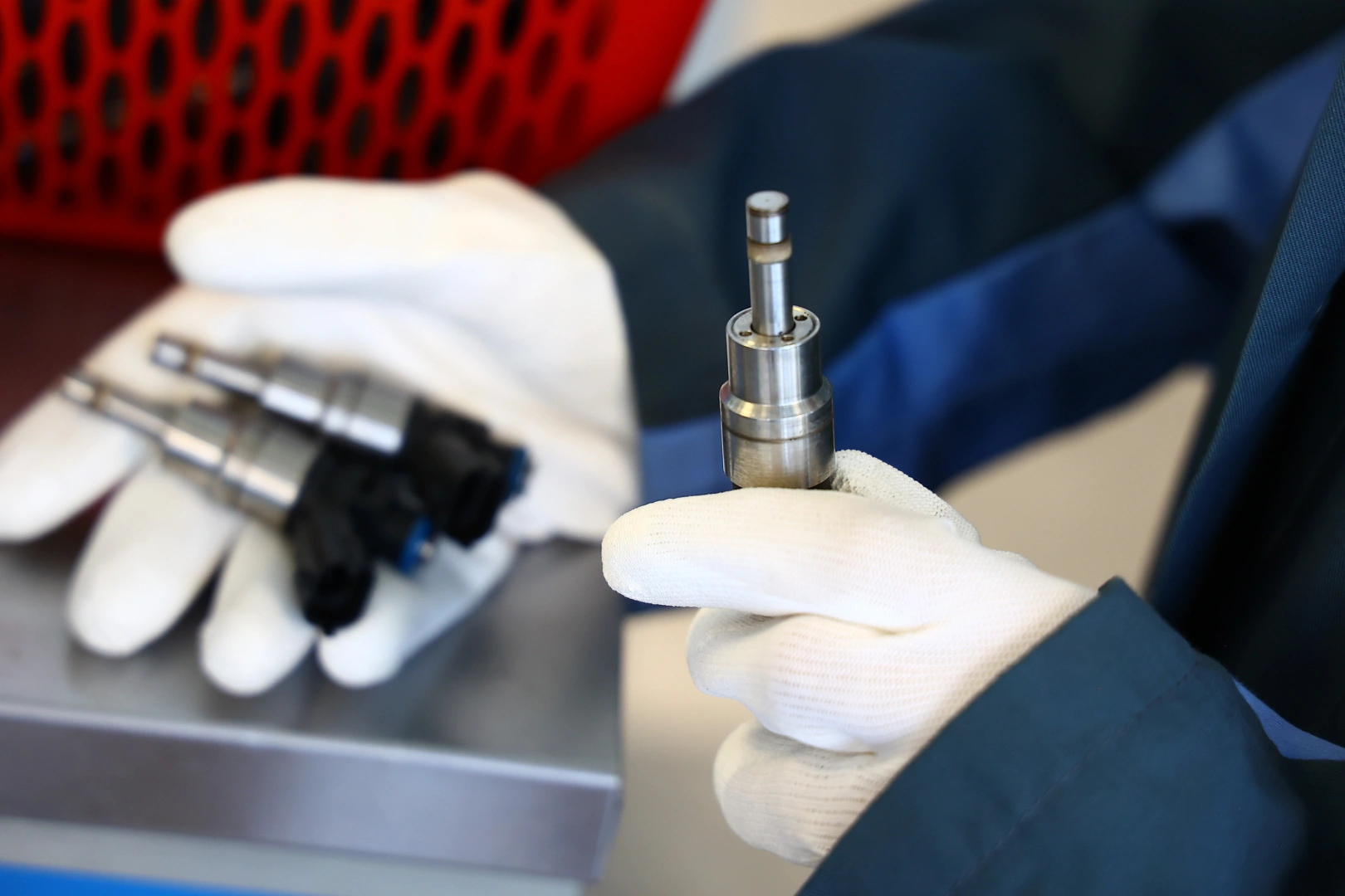 Technik porównujący wtryskiwacze benzynowe przed przygotowaniem ich do testów stanowiskowych
