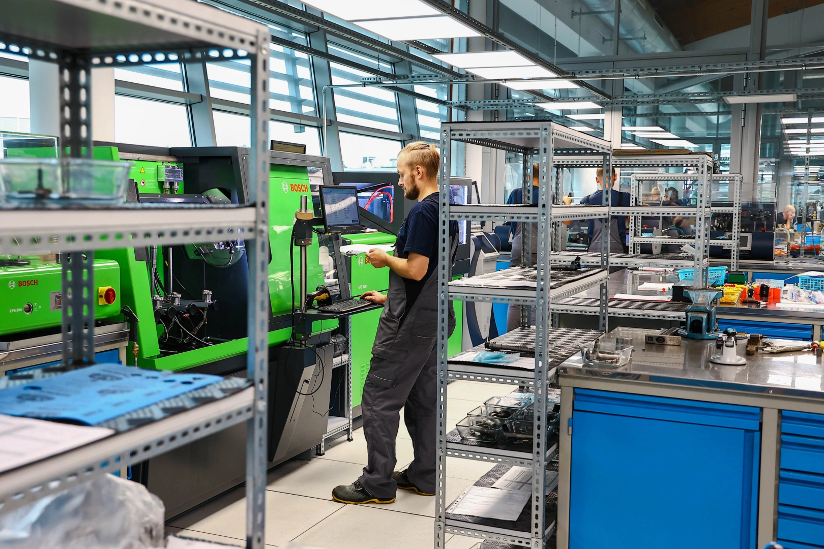 Technik obsługujący specjalistyczne urządzenie do testowania wtryskiwaczy w pracowni