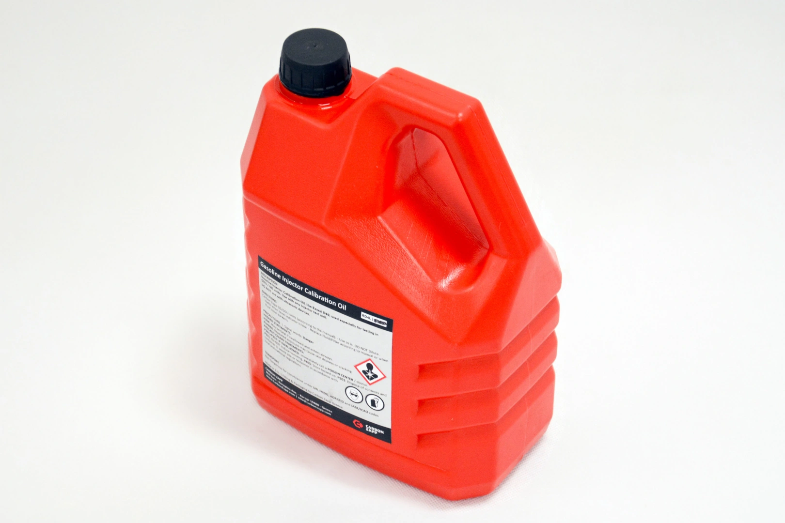Pojemnik z olejem kalibracyjnym Gasoline Injector Calibration Oil stosowanym podczas diagnostyki i testów wtryskiwaczy benzynowych. Pojemnik z olejem kalibracyjnym Gasoline Injector Calibration Oil stosowanym podczas diagnostyki i testów wtryskiwaczy benzynowych.