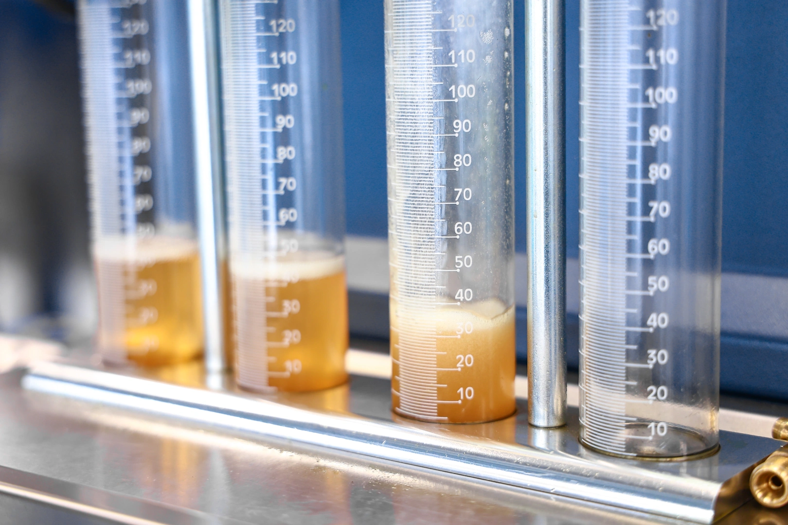 Pomiar wydajności wtryskiwaczy benzynowych podczas testu na specjalistycznym stanowisku diagnostycznym Pomiar wydajności wtryskiwaczy benzynowych podczas testu na specjalistycznym stanowisku diagnostycznym