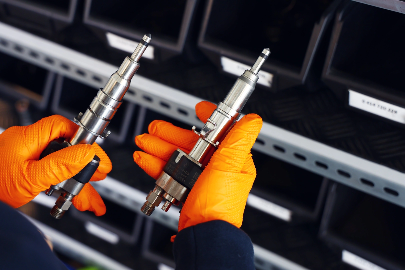 Porównanie wtryskiwaczy benzynowych elektromagnetycznych i piezoelektrycznych Dwa zdemontowane wtryskiwacze benzynowe przygotowane do porównania konstrukcji, reakcji dynamicznej, dawkowania i szczelności