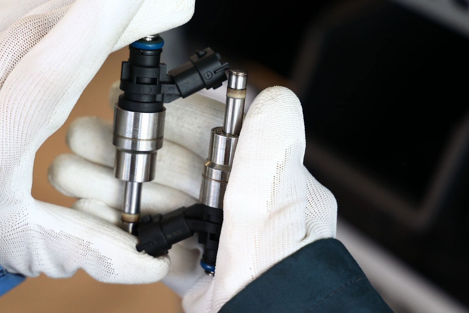 Technik porównujący dwa wtryskiwacze paliwa podczas kontroli