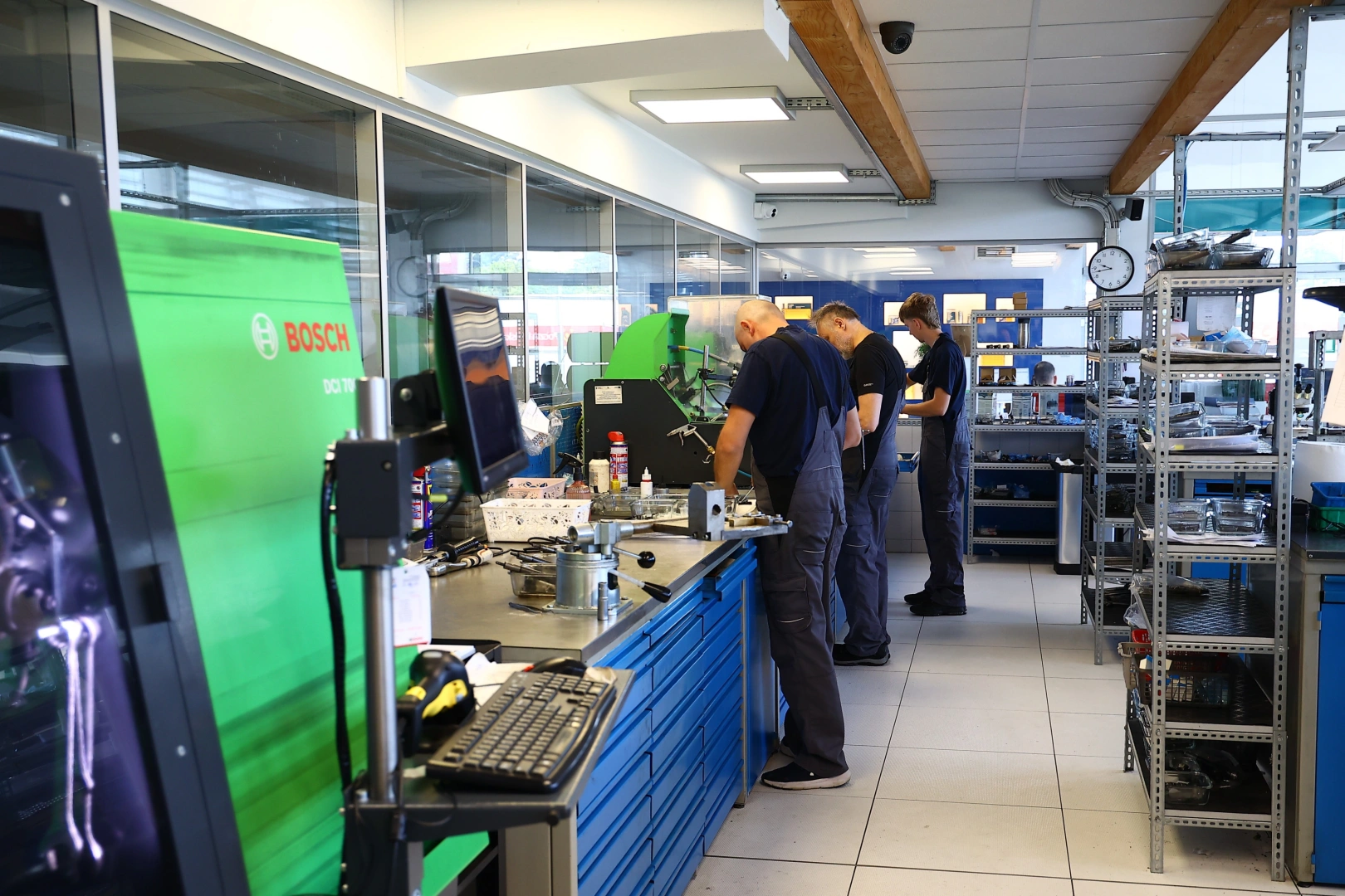 Praca techników przy regeneracji wtryskiwaczy Bosch Technicy pracujący przy stanowiskach Bosch w pracowni regeneracji wtryskiwaczy