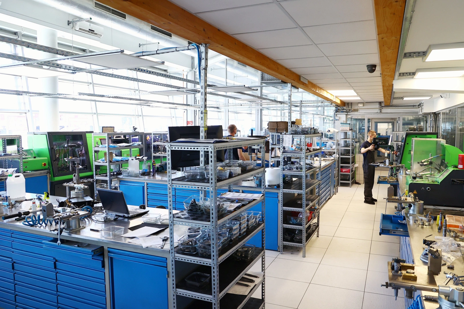 Technik pracujący przy stanowiskach diagnostycznych w specjalistycznej pracowni wtryskiwaczy