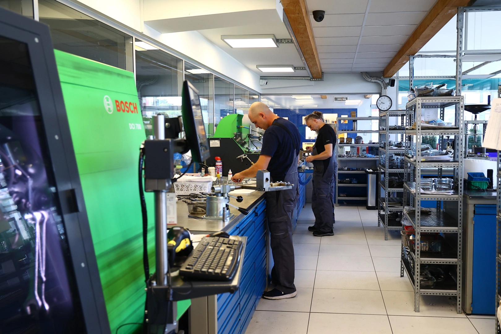 Pracownia diagnostyki i regeneracji wtryskiwaczy benzynowych Technik pracujący przy stanowisku do diagnostyki i regeneracji wtryskiwaczy benzynowych