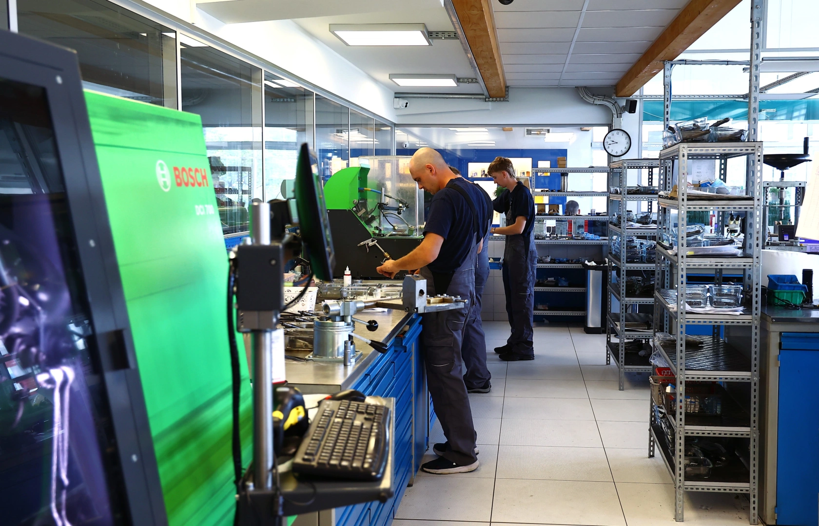 Pracownia regeneracji wtryskiwaczy Bosch Technicy w pracowni regeneracji wtryskiwaczy przy stanowiskach Bosch.