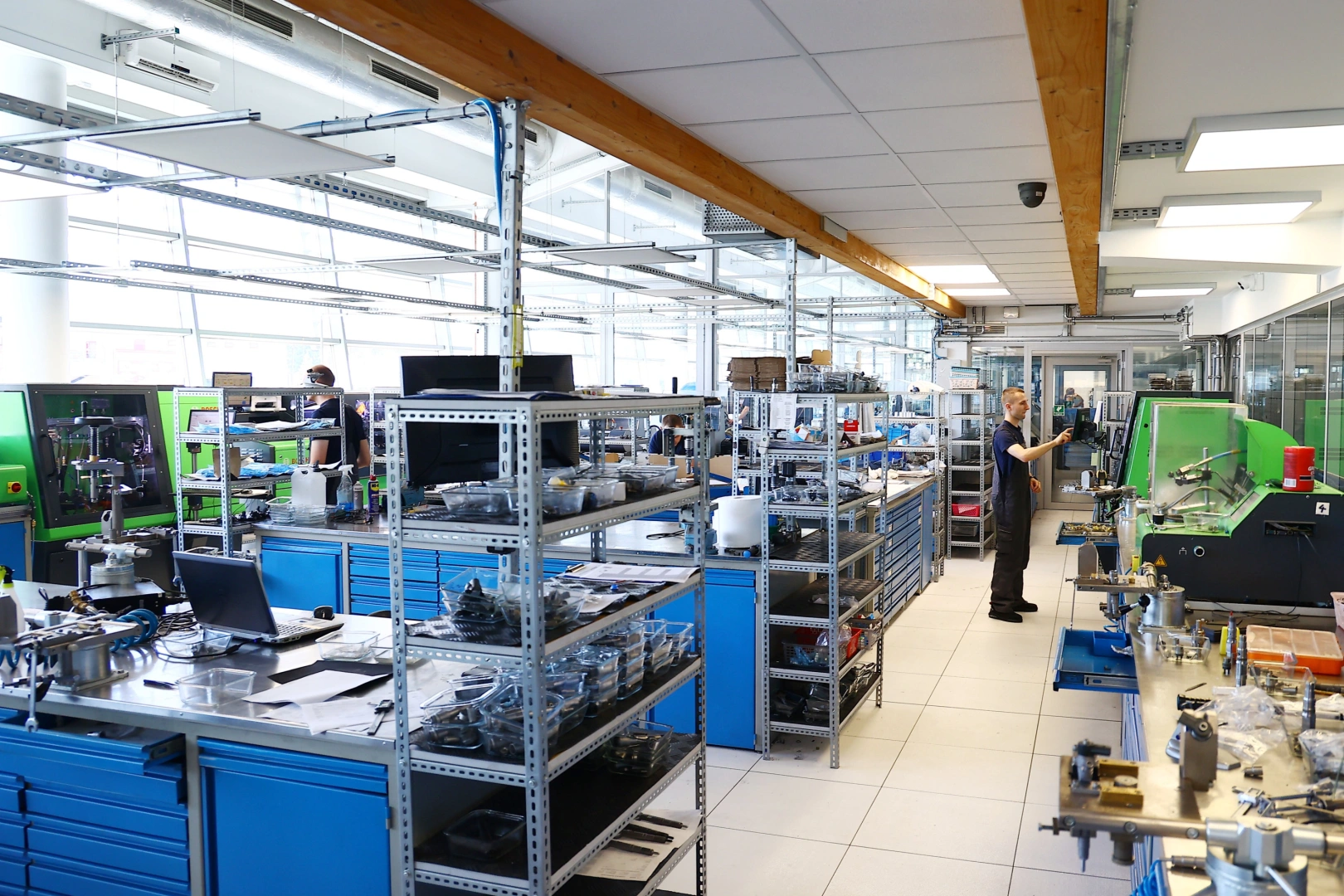 Pracownia testowania i regeneracji wtryskiwaczy Technik obsługujący stanowisko diagnostyczne w pracowni zajmującej się wtryskiwaczami