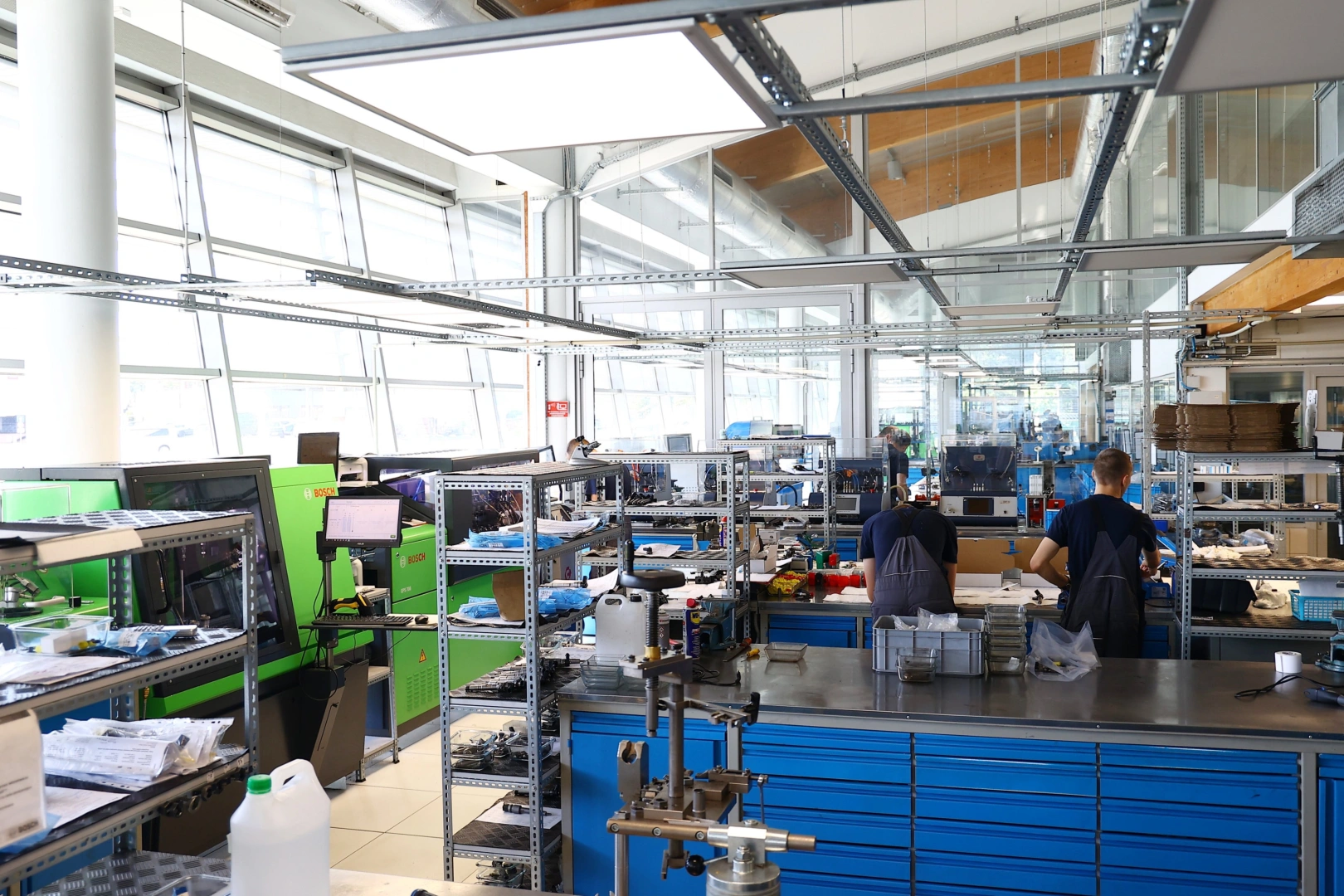 Technicy pracujący przy stanowiskach regeneracji wtryskiwaczy benzynowych