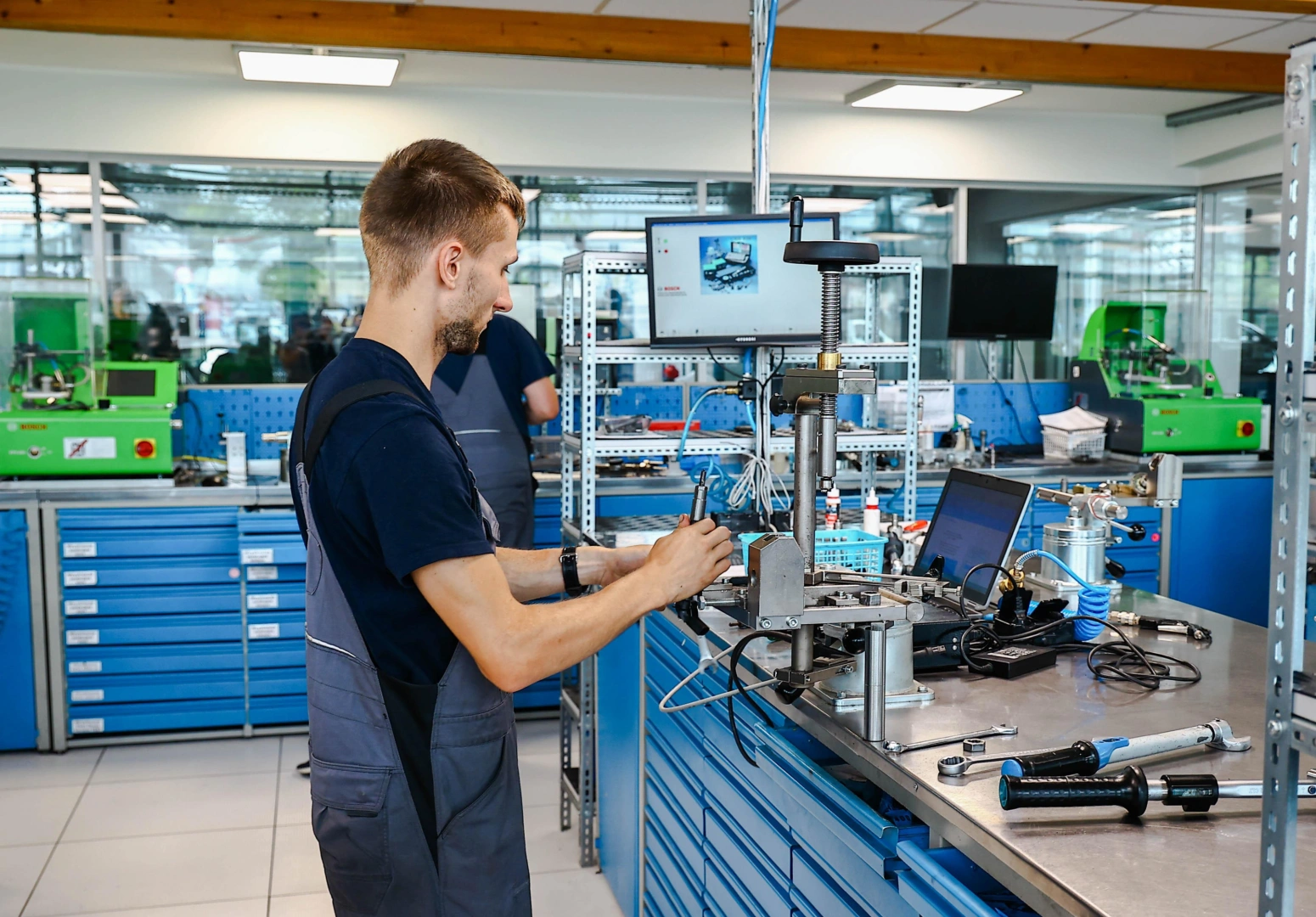 Technik podczas precyzyjnej regeneracji elementów układu wtryskowego Profesjonalna regeneracja wtryskiwaczy w specjalistycznej pracowni