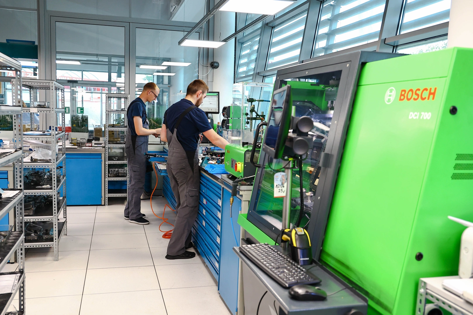 Kompleksowa regeneracja wtryskiwaczy z wykorzystaniem technologii Bosch Profesjonalny proces regeneracji i testowania wtryskiwaczy na stanowisku Bosch