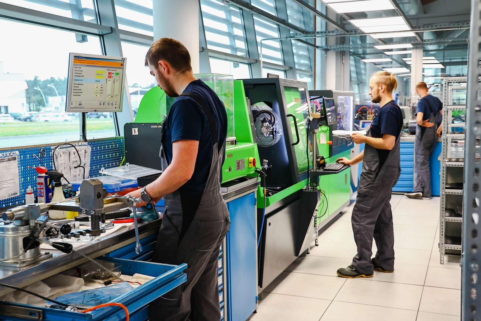 Profesjonalna regeneracja wtryskiwaczy z wykorzystaniem technologii Bosch Specjaliści realizujący regenerację i testowanie wtryskiwaczy na stanowiskach Bosch