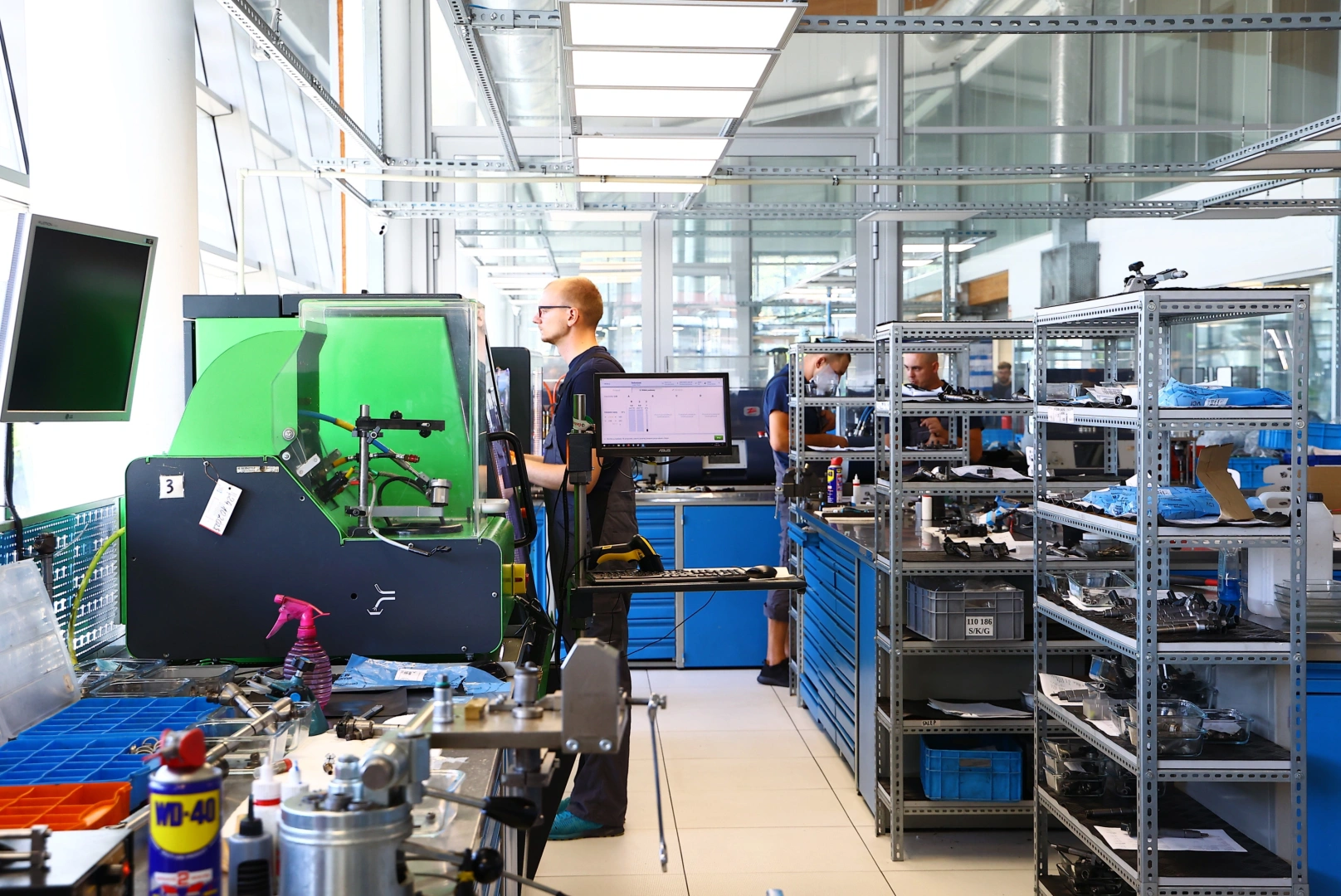 Technicy pracujący przy stanowiskach diagnostycznych w pracowni regeneracji wtryskiwaczy