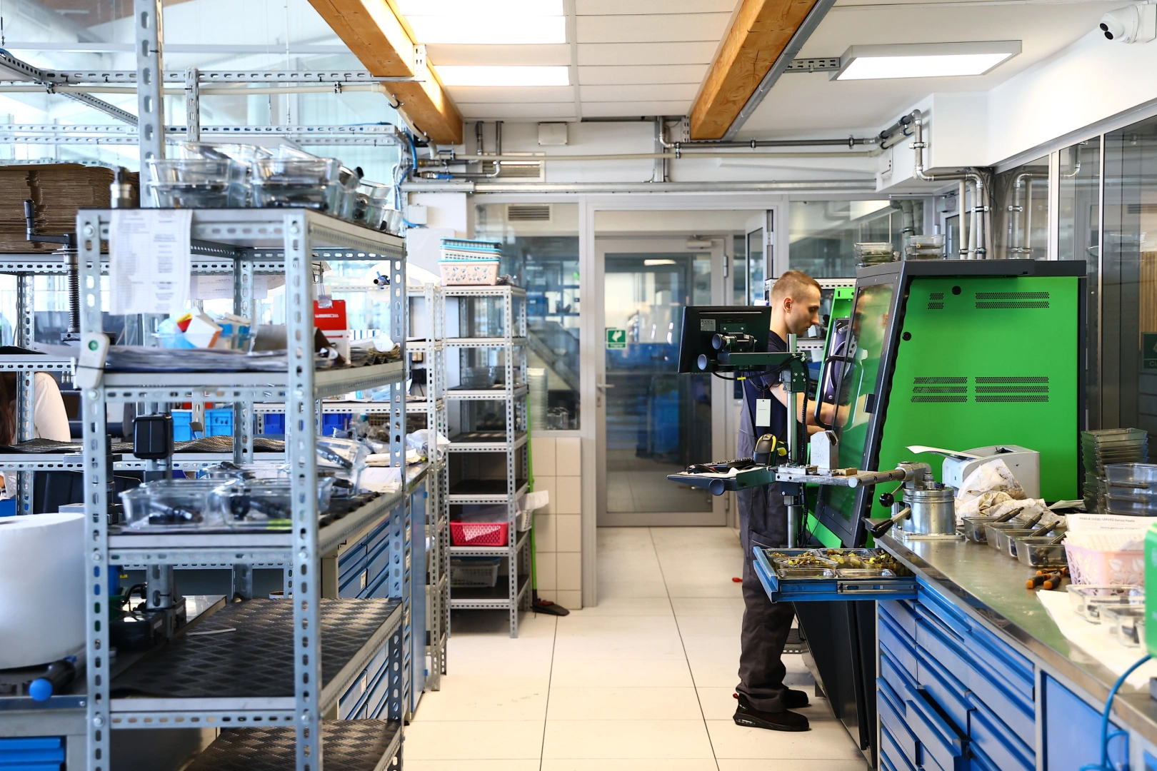 Technik pracujący przy stanowisku diagnostycznym do testowania wtryskiwaczy benzynowych