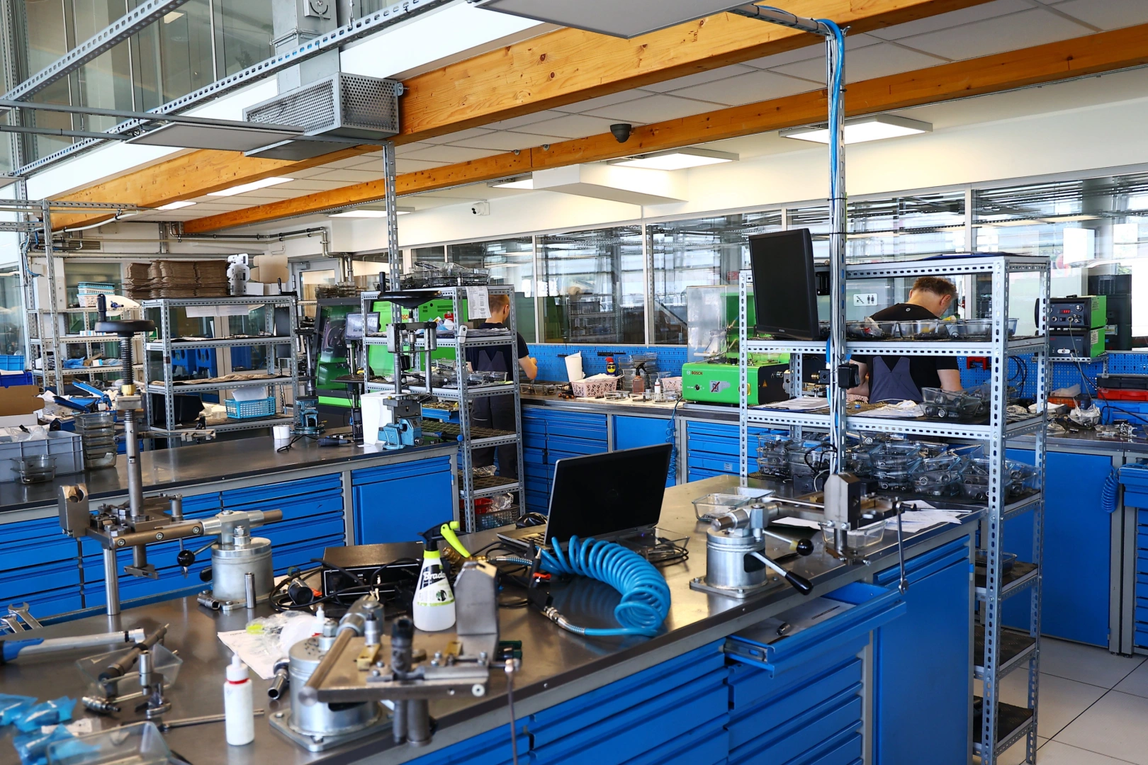Specjalistyczna pracownia regeneracji wtryskiwaczy benzynowych Technicy pracujący przy diagnostyce i regeneracji wtryskiwaczy benzynowych na specjalistycznych stanowiskach serwisowych