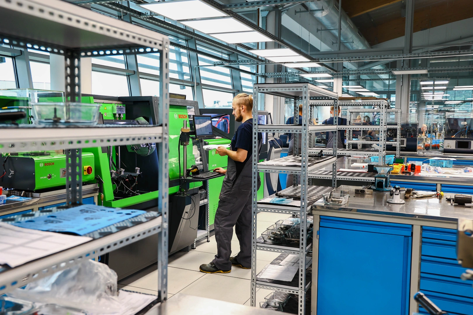 Nowoczesne zaplecze technologiczne dla profesjonalnej regeneracji wtryskiwaczy Specjalistyczne stanowiska Bosch wykorzystywane w procesie regeneracji i kontroli wtryskiwaczy