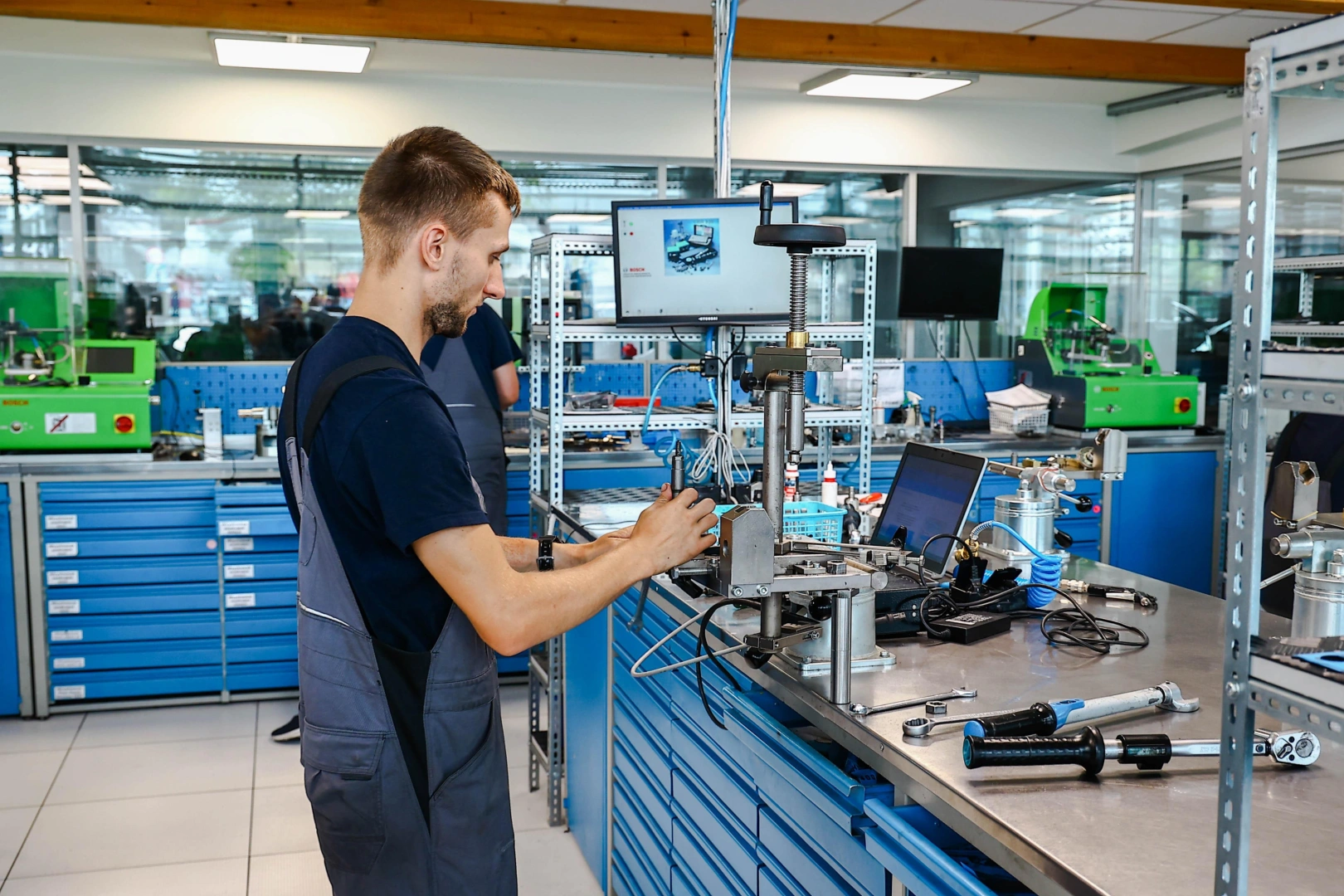 Precyzyjna realizacja wsparta nowoczesną technologią Specjalistyczne stanowisko techniczne zapewniające dokładność, powtarzalność i wysoką jakość usług