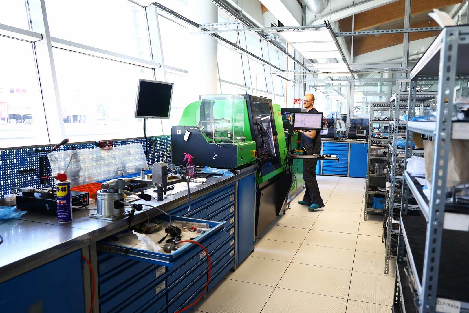 Stanowisko do diagnostyki wtryskiwaczy benzynowych Technik obsługujący stanowisko diagnostyczne w pracowni wtryskiwaczy benzynowych