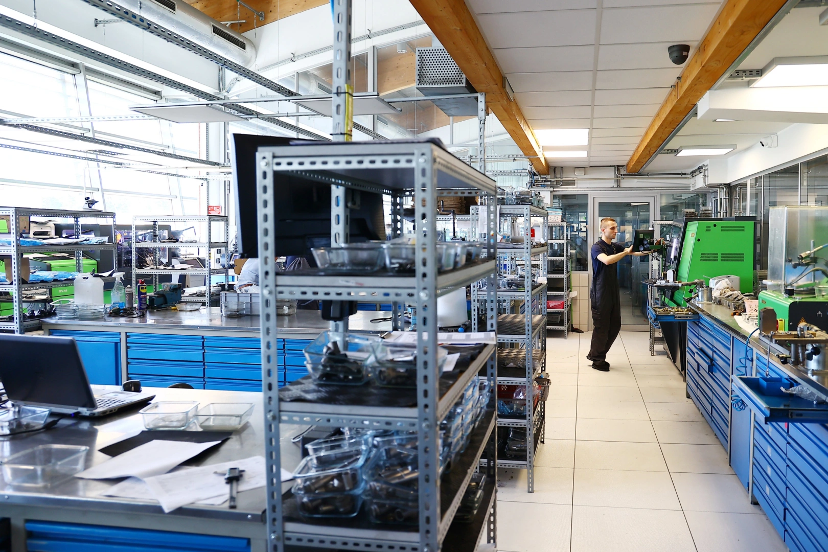 Stanowisko pracy przy diagnostyce wtryskiwaczy benzynowych Technik obsługujący stanowisko diagnostyczne w pracowni zajmującej się wtryskiwaczami benzynowymi