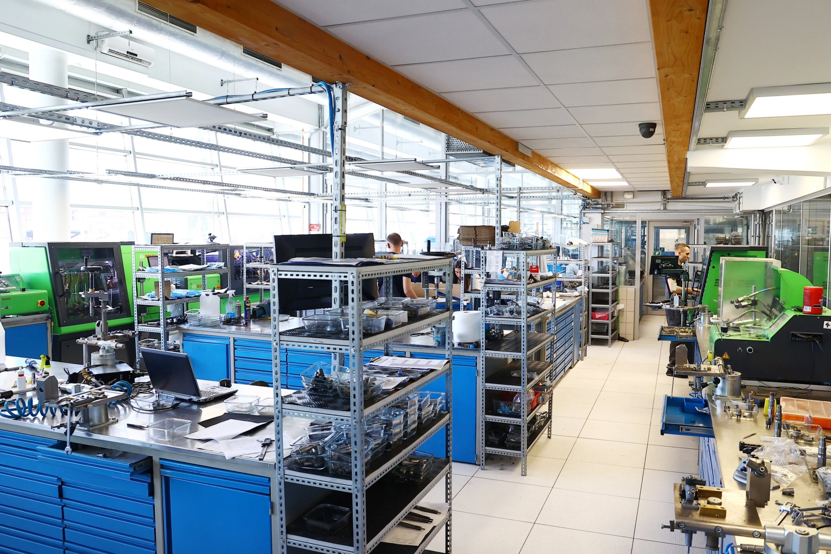 Technicy pracujący przy stanowiskach wyposażonych w specjalistyczne urządzenia Bosch do obsługi układów wtryskowych. Technicy pracujący przy stanowiskach wyposażonych w specjalistyczne urządzenia Bosch do obsługi układów wtryskowych.