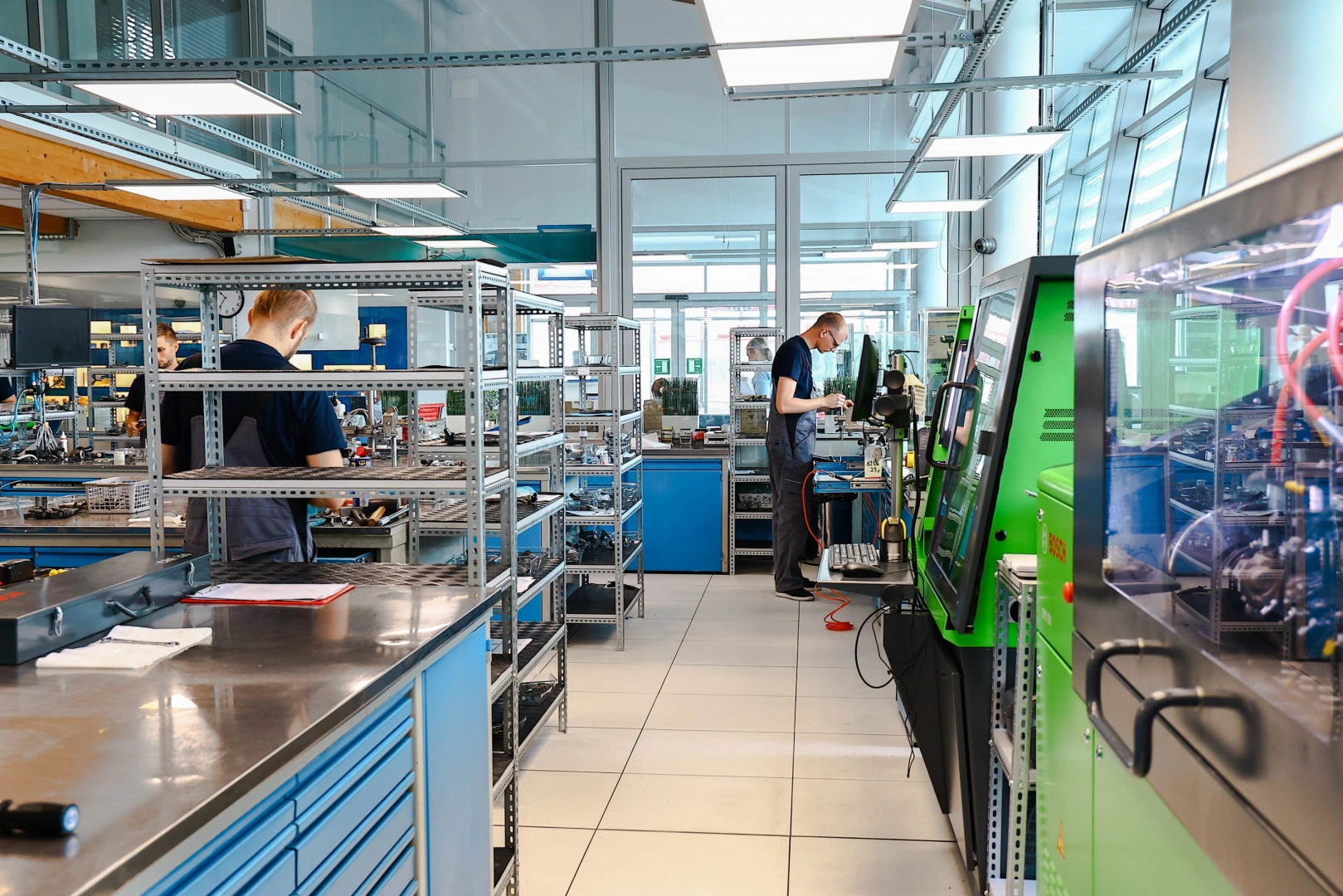 Technicy pracujący w specjalistycznej pracowni regeneracji wtryskiwaczy