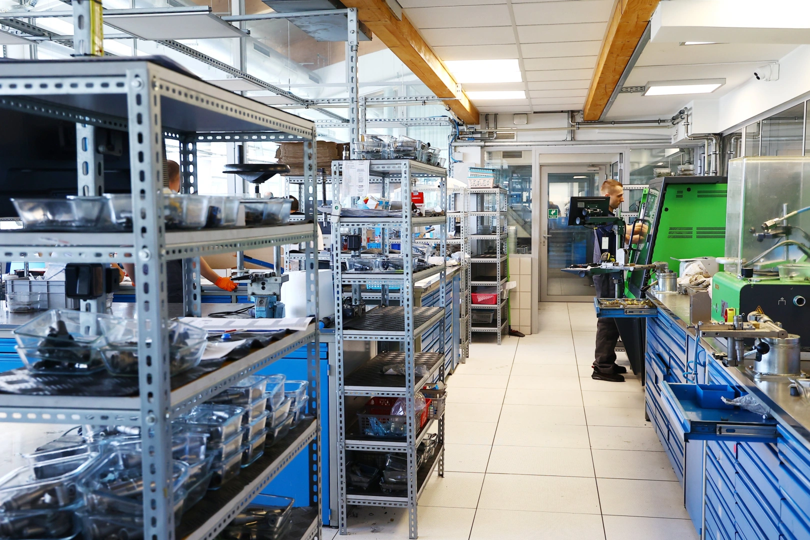 Technik obsługujący stanowisko probiercze w specjalistycznej pracowni wtryskiwaczy benzynowych. Technik obsługujący stanowisko probiercze w specjalistycznej pracowni wtryskiwaczy benzynowych.