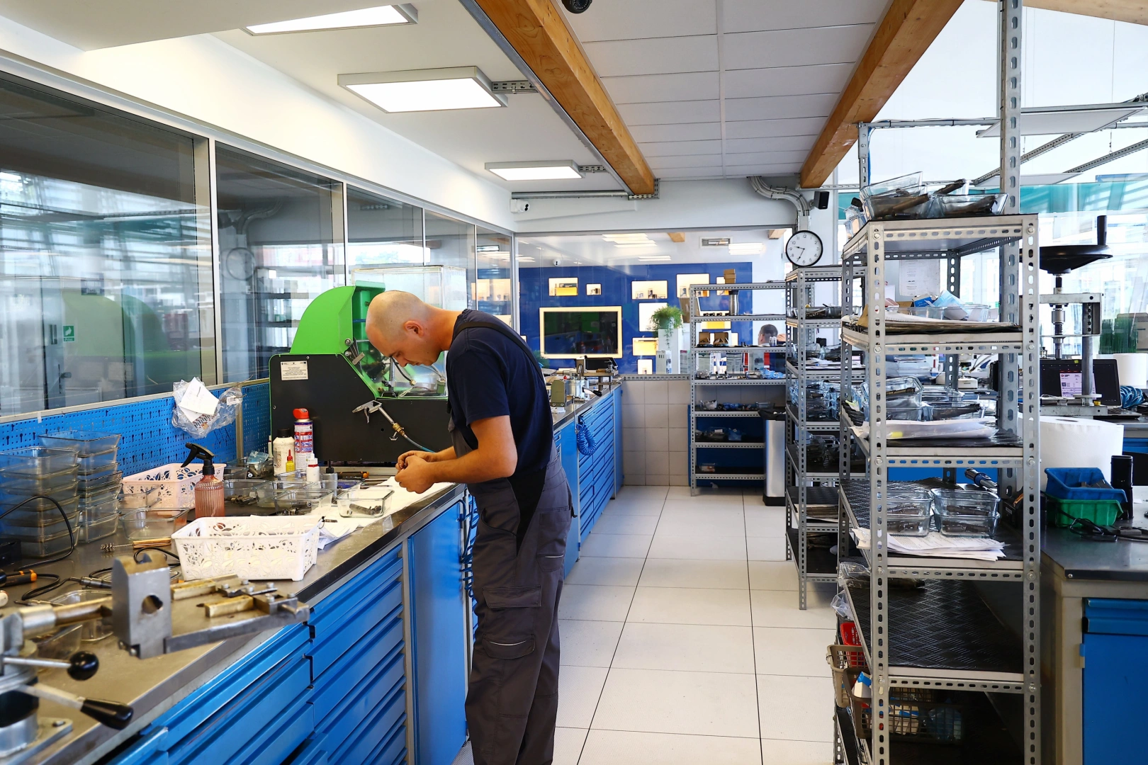 Technik pracujący przy stanowisku serwisowym podczas przygotowania wtryskiwaczy benzynowych do diagnostyki