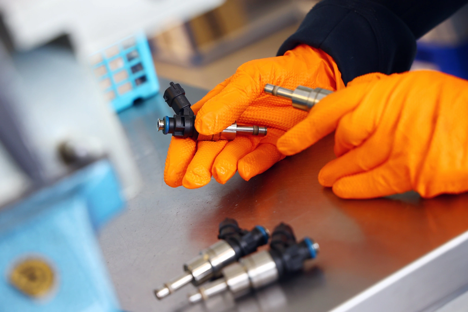 Technik porównuje kilka wtryskiwaczy benzynowych, sprawdzając ich budowę, końcówki i złącza przed diagnostyką stanowiskową. Technik porównuje kilka wtryskiwaczy benzynowych, sprawdzając ich budowę, końcówki i złącza przed diagnostyką stanowiskową.