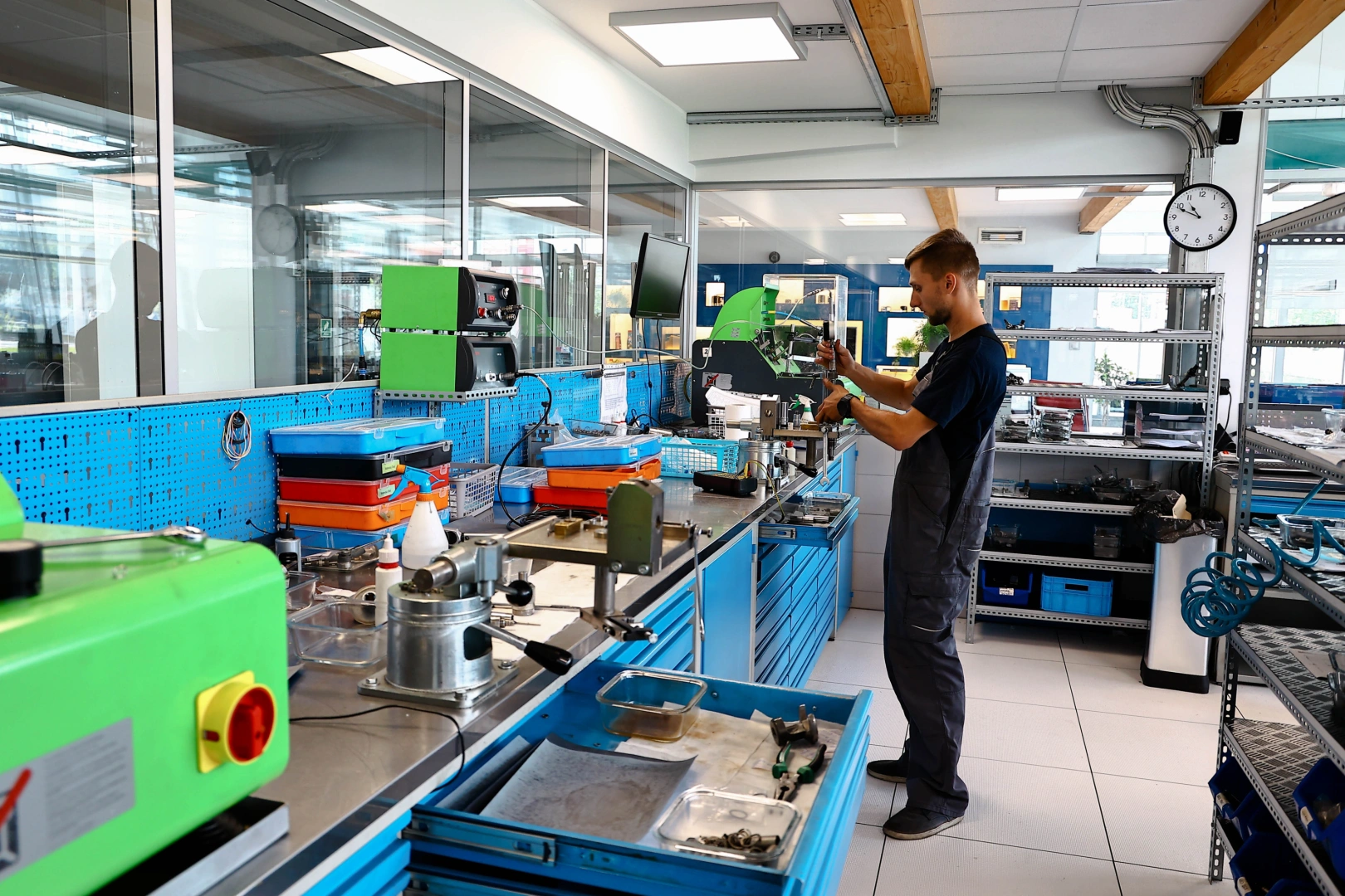 Technik pracujący przy stanowisku serwisowym podczas przygotowania wtryskiwacza benzynowego do testów