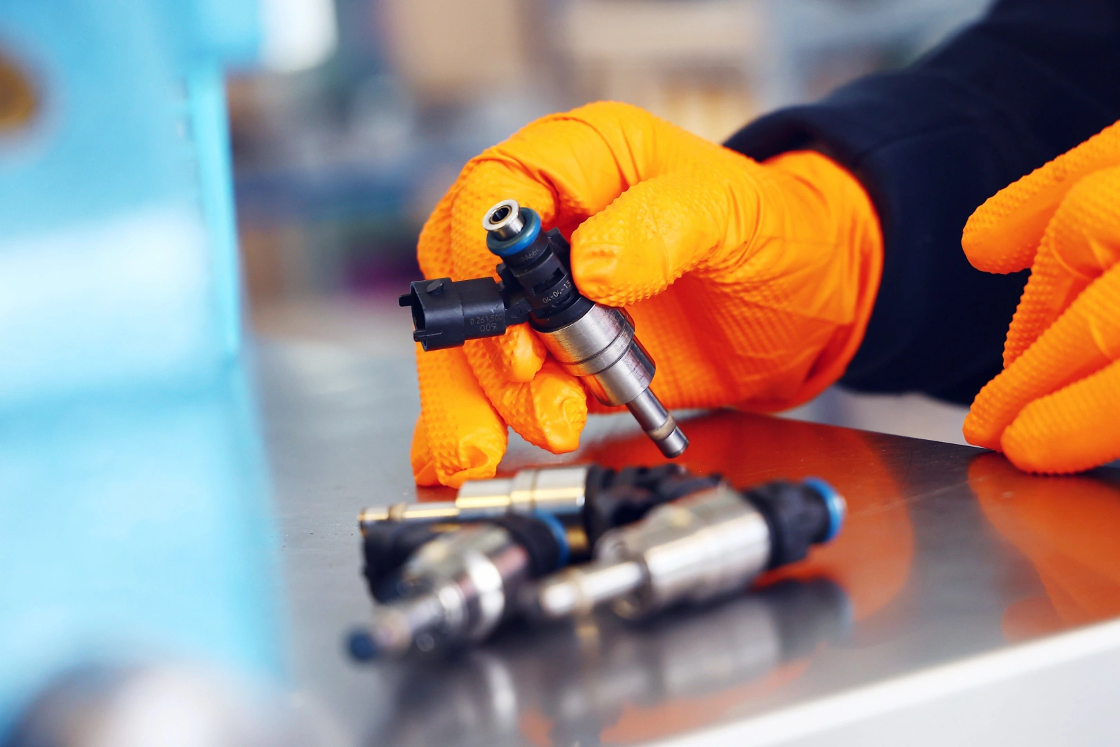 Technik sprawdza oznaczenia, złącze elektryczne i stan wtryskiwacza benzynowego przed rozpoczęciem diagnostyki stanowiskowej Technik sprawdza oznaczenia, złącze elektryczne i stan wtryskiwacza benzynowego przed rozpoczęciem diagnostyki stanowiskowej