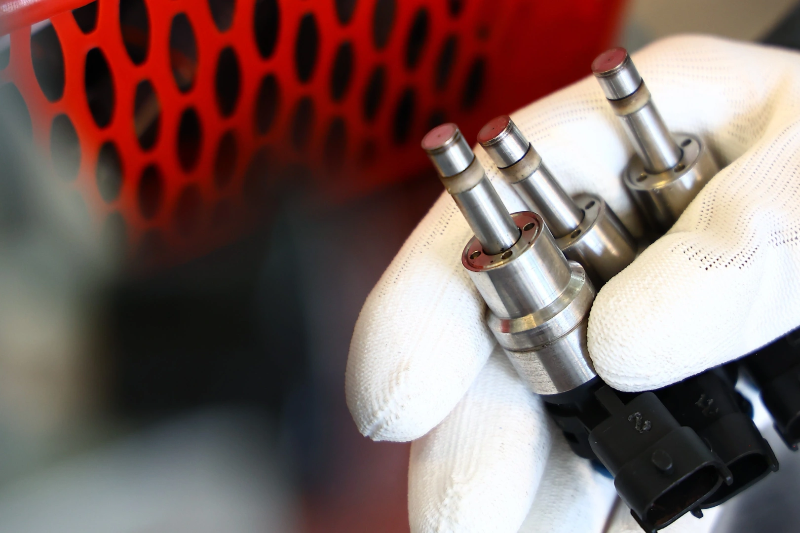 Widoczne metalowe końcówki robocze i czarne złącza elektryczne. Widoczne metalowe końcówki robocze i czarne złącza elektryczne.