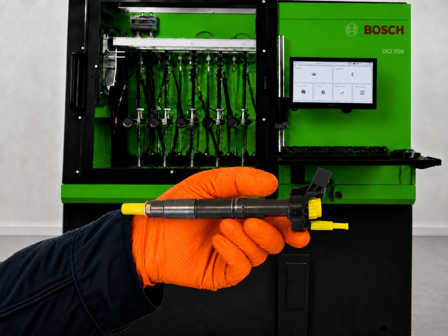 Testowanie wtryskiwaczy Common Rail w Pawlik Diesel Service Stanowisko probiercze Bosch do diagnostyki wtryskiwaczy