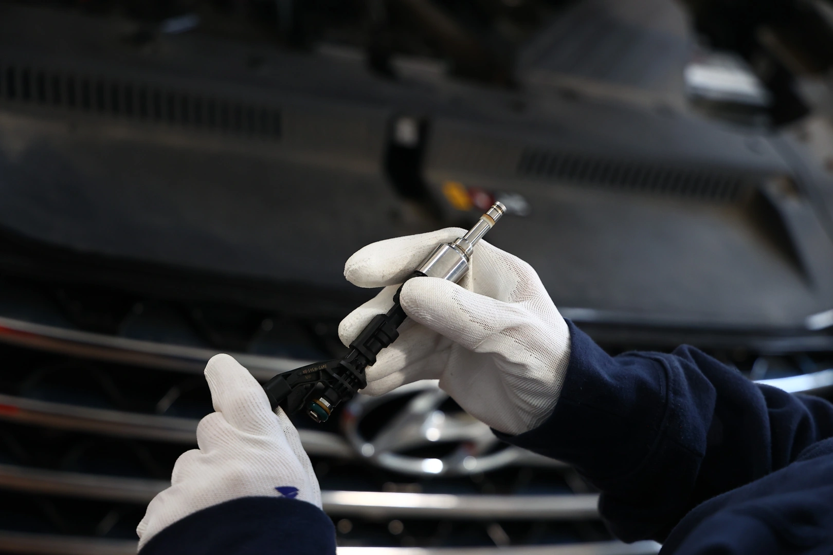 Technik sprawdzający wtryskiwacz benzynowy przed dalszą diagnostyką i pomiarem parametrów pracy