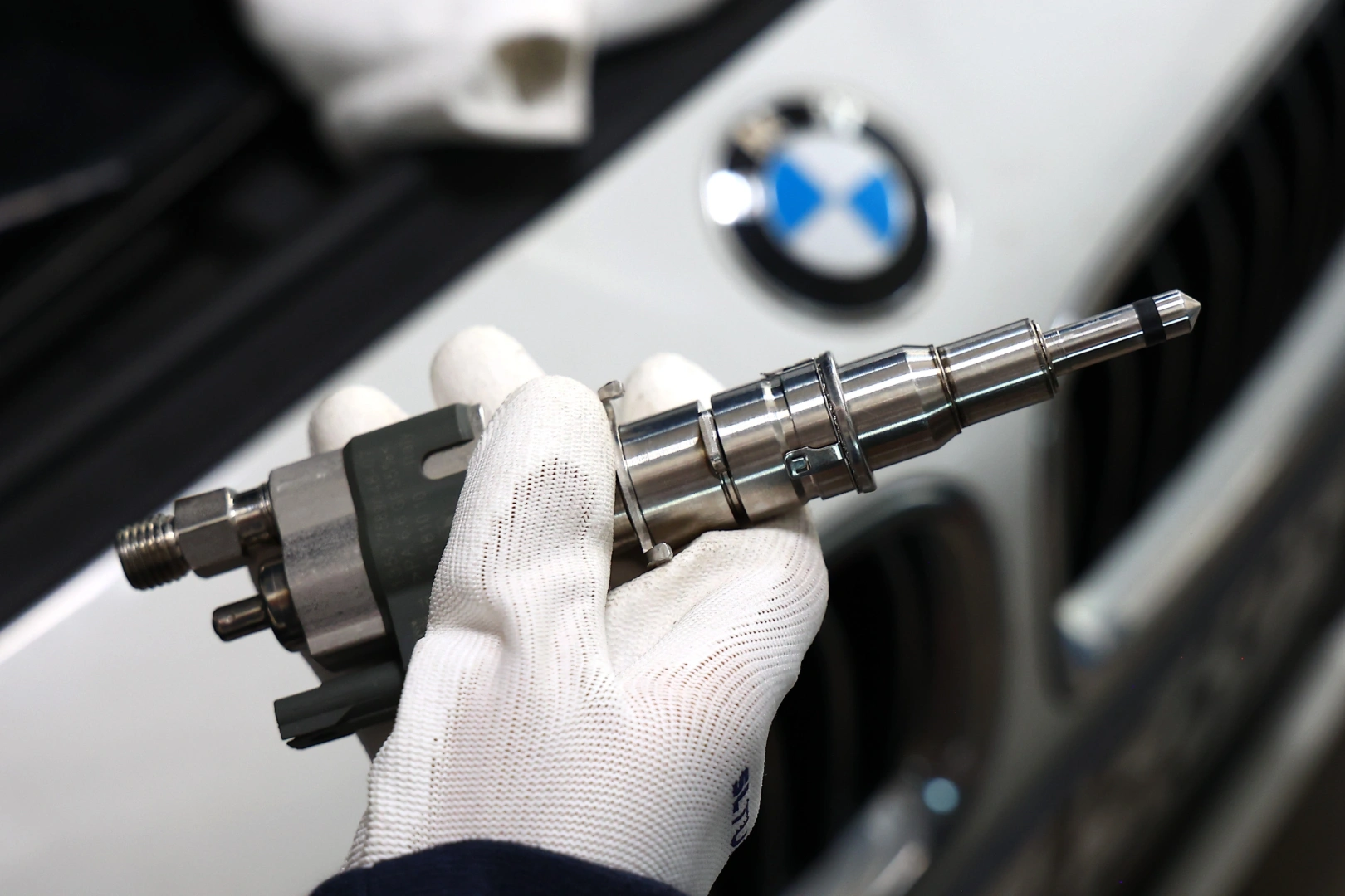 Wtryskiwacz paliwa podczas kontroli w samochodzie BMW Wtryskiwacz paliwa podczas kontroli w samochodzie BMW