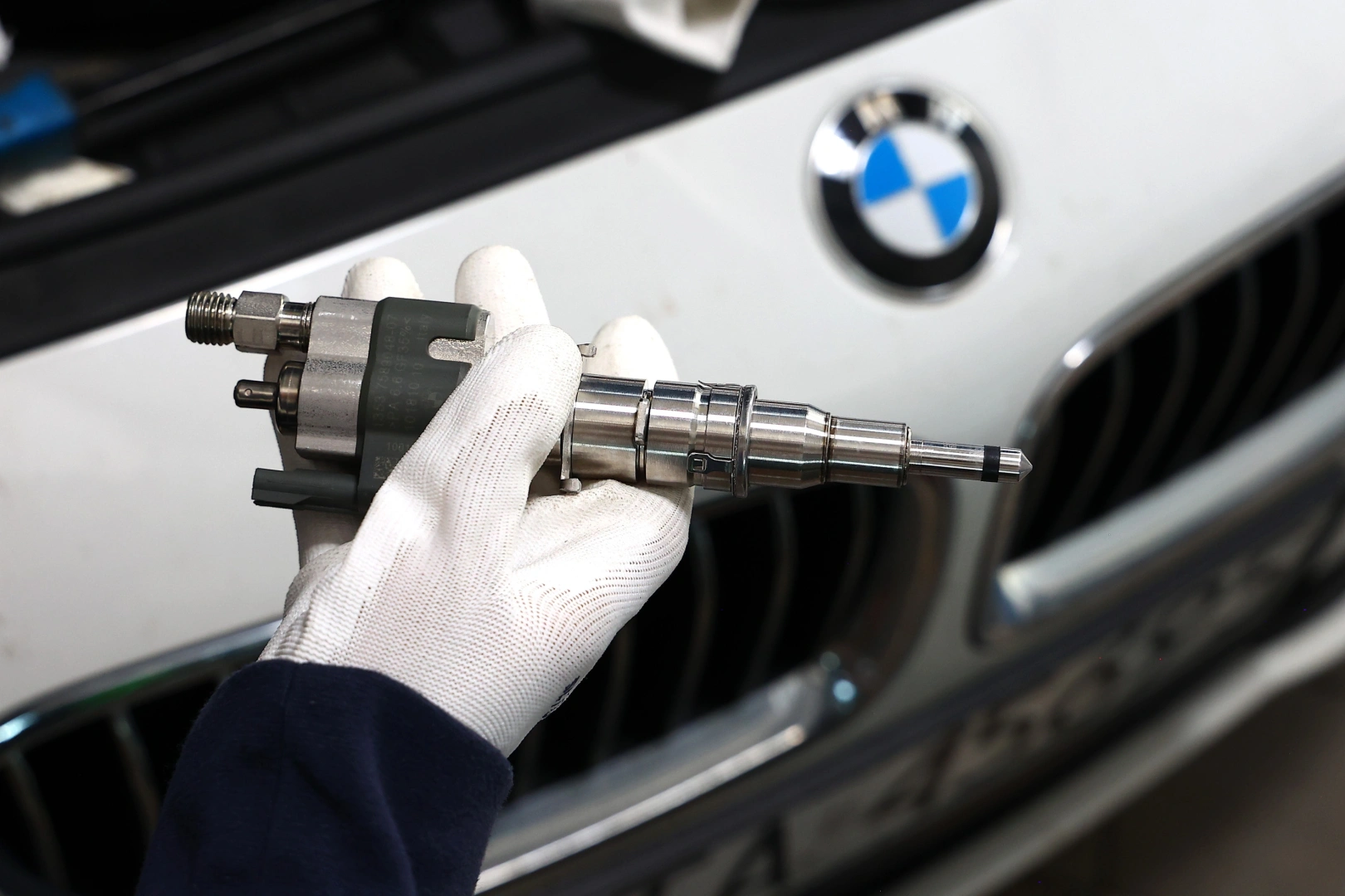 Wtryskiwacz po regeneracji do samochodów BMW Zregenerowany wtryskiwacz prezentowany przed montażem w samochodzie BMW.